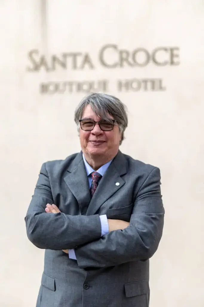 Uomo davanti al Santa Croce Boutique Hotel