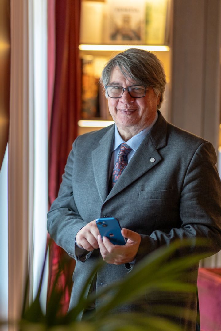 Uomo-sorridente-nel-santacroce-boutique-hotel-di-Venezia verticale